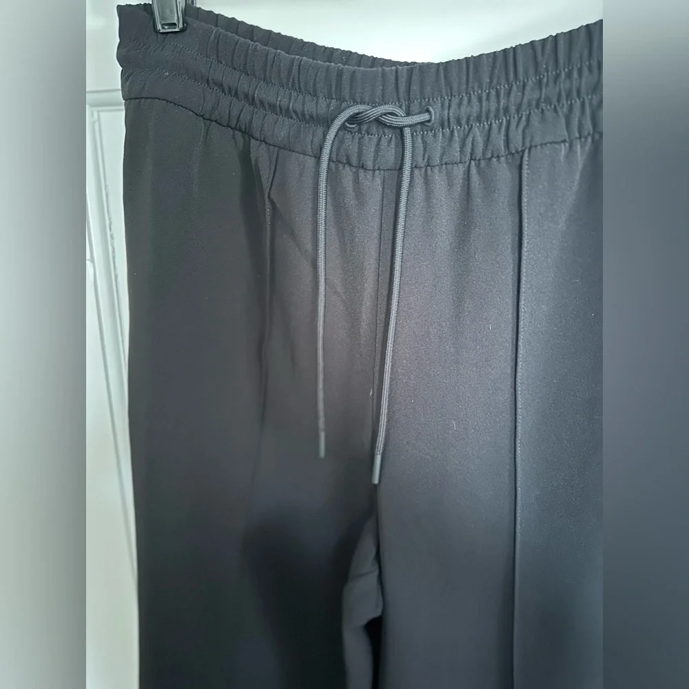 ATHLETA NWT Endeavor Relaxed Pant. Black so comfortable drawstring waist - Picture 3 of 10